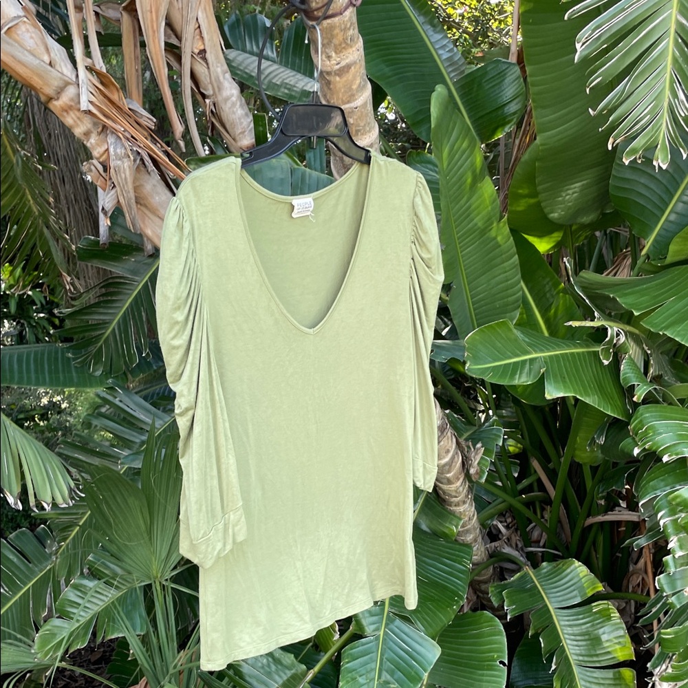 people of leisure, puff sleeve , deep V soft tea
